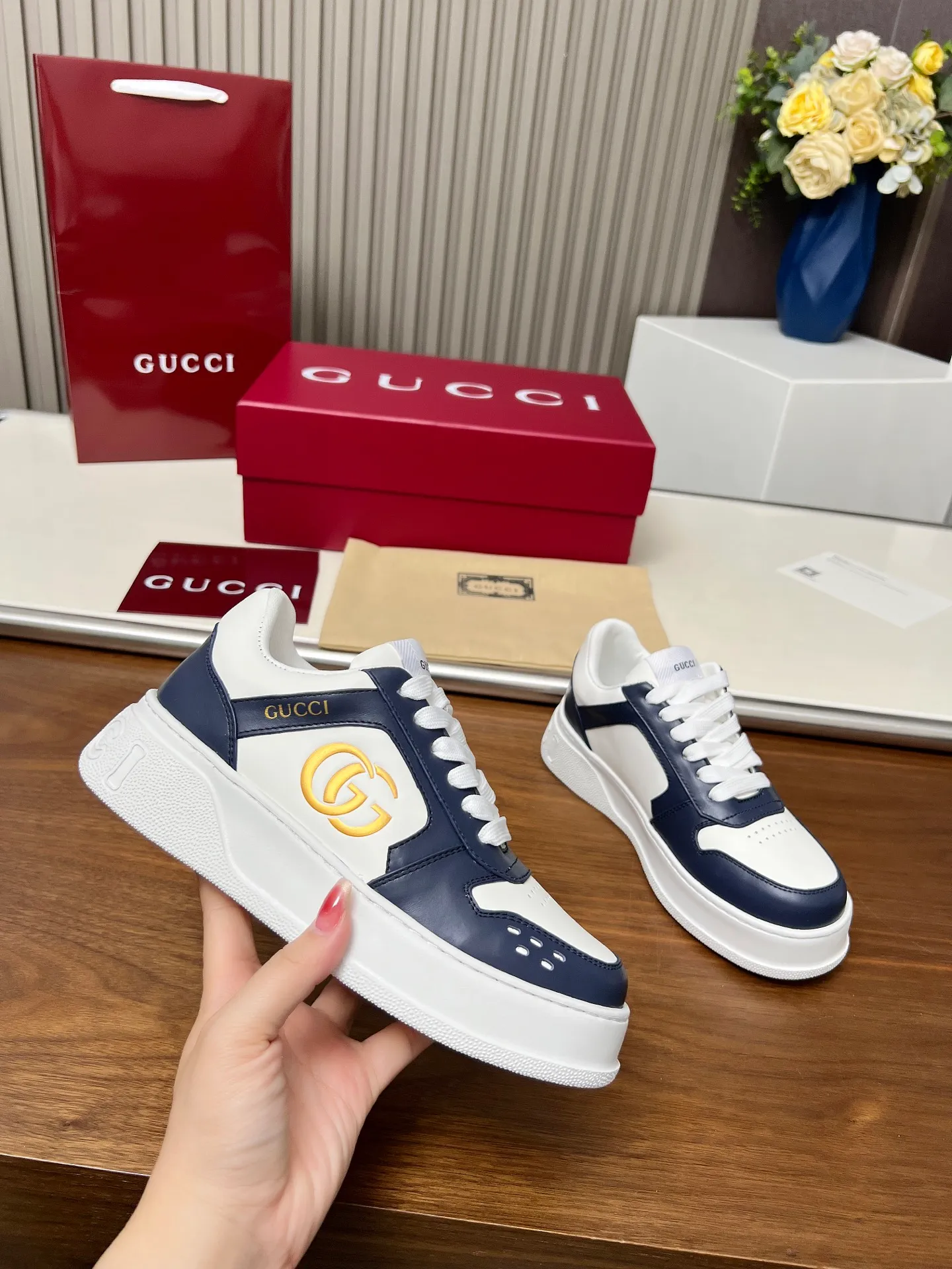 👟👟Ex-factory price 560👟👟Gucci casual sneakers, top version! Oil edge craftsmanship🌸🌸🌸1:1 reproduction. New model for early spring, creating a perfect style💣💣💣street style🔥🔥🔥Cool and stylish C-position fashionable outfit with retro and futuristic feel🌹🌹🌹Classic shoe shape, showing exquisite texture! Open mold to customize high-density outsole. Comes fully packaged. Size: Female 35-46. Fabric: Imported cowhide...men and women